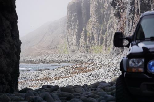 Svalvogar tour, under the cliffs